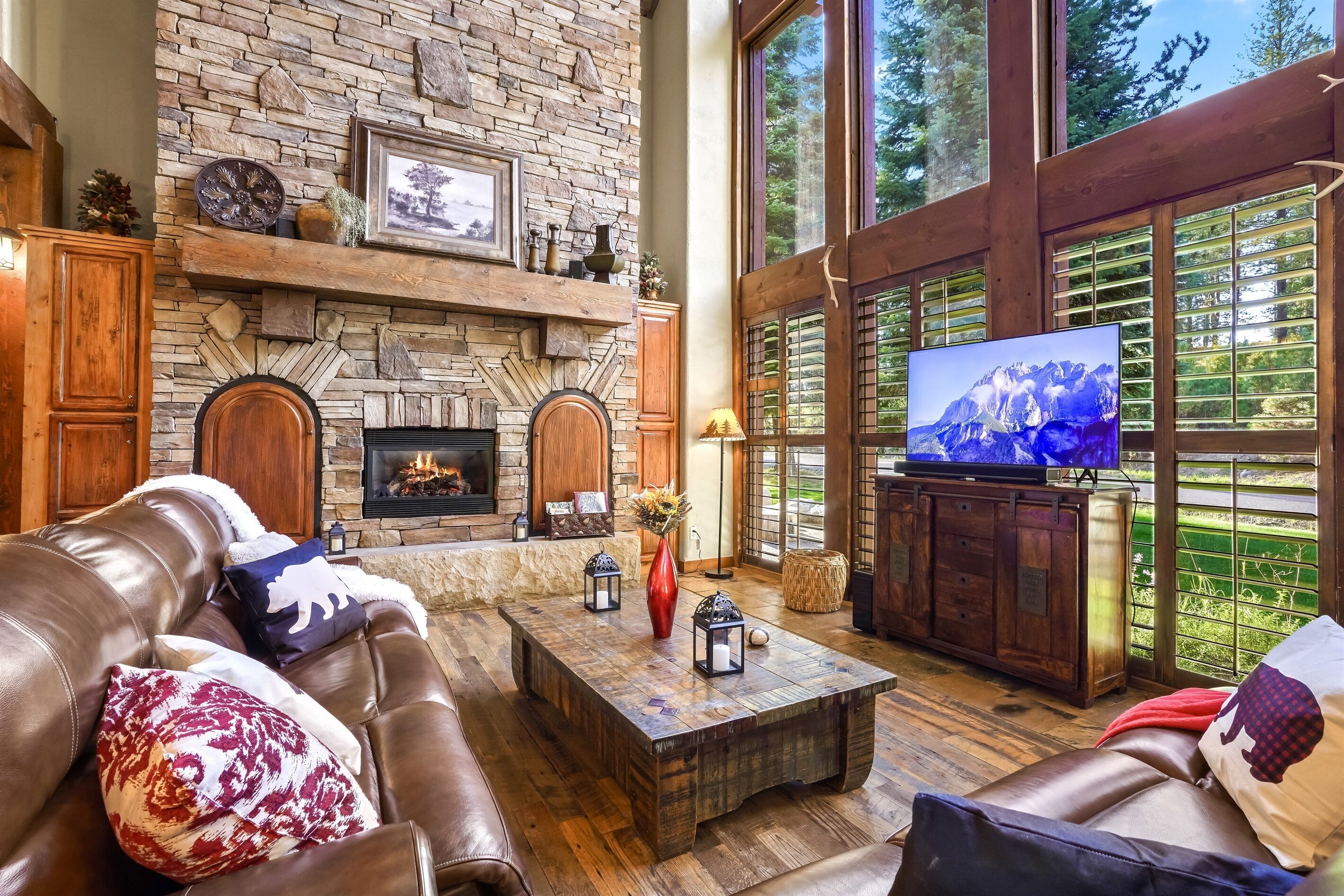 Älytelevisio, takka, videopelejä, DVD-soitin