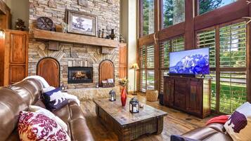 Smart-tv, een open haard, videospelletjes en een dvd-speler