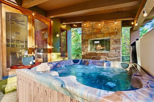 Close to Brundage Ski and Downtown, Hot Tub