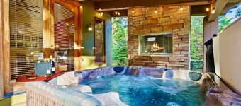 Close to Brundage Ski and Downtown, Hot Tub