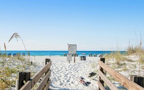 En la playa y toallas de playa