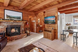 Smart TV, fireplace, video games, table football - The Lakehouse Cabin - Located close to the Lake! NEW Hot tub, Smart TV, and WiFi! (Big Bear Lake)