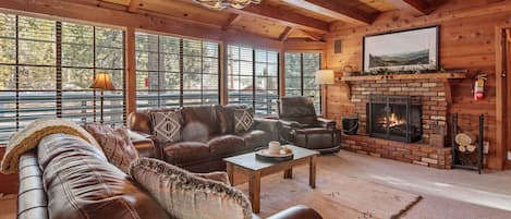 TV connectée, cheminée, jeux vidéo, baby-foot