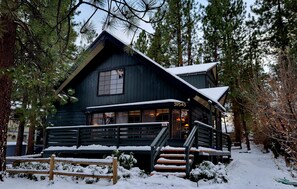 Exterior - The Lakehouse Cabin - Located close to the Lake! NEW Hot tub, Smart TV, and WiFi! (Big Bear Lake)