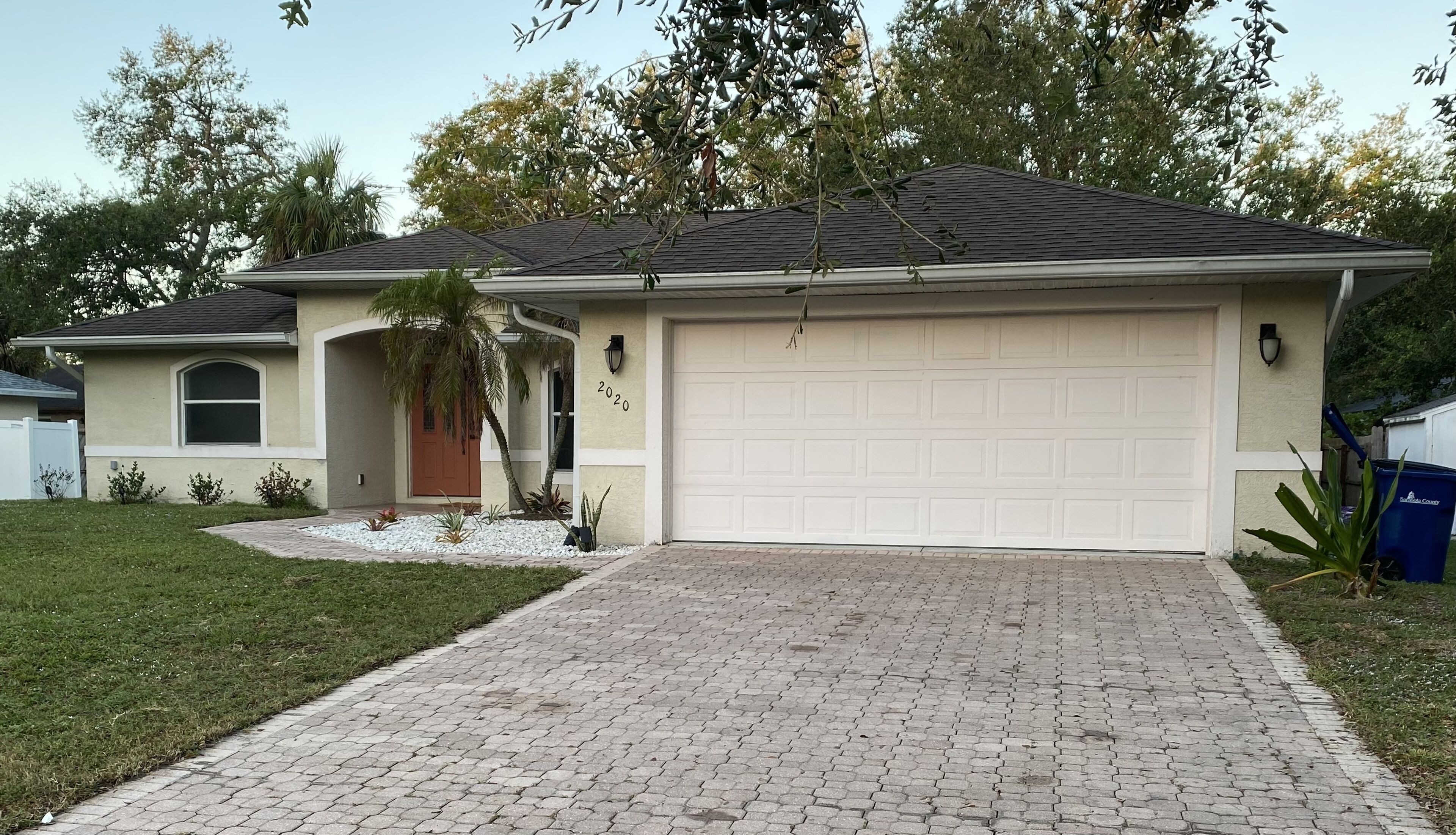 Within 5 minutes to the beach and Historic Venice Downtown