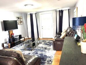 Smart TV - Lovely & Spacious 2 Br, W/King/Queen beds 2 Bath. (Shrewsbury)