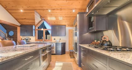 11 Acre Wood - Cabin getaway - fishing/swimming pond - hot tub