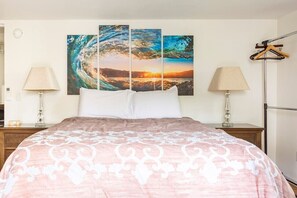 1 habitación, tabla de planchar con plancha y cuna de viaje 