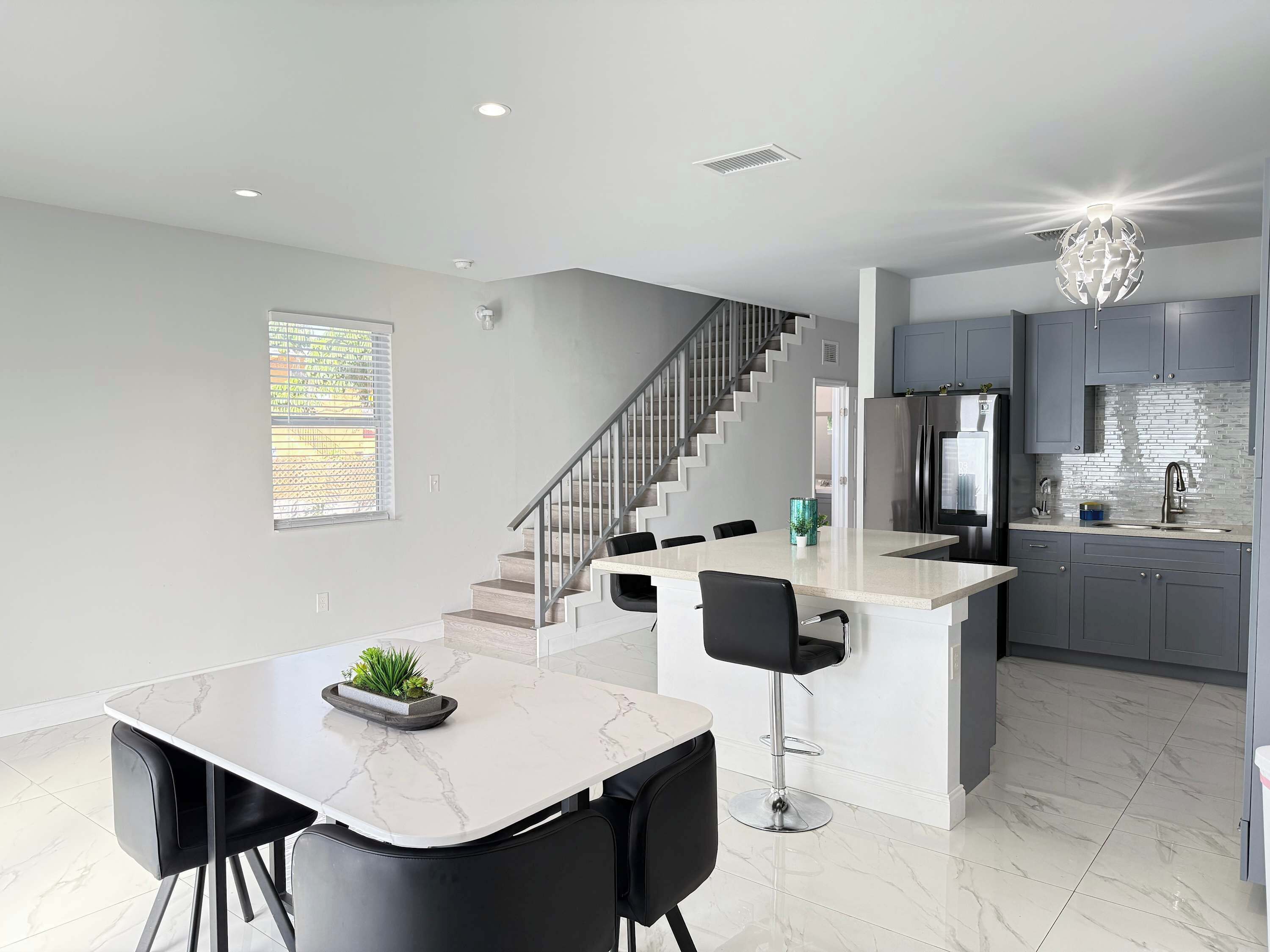 ثلاجة، ميكروويف، فرن، موقد طهي مسطح