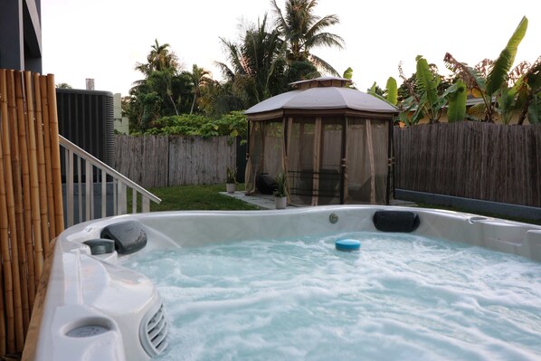 Outdoor spa tub