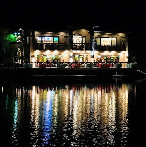 Serene 3bd House with Private Backyard Oasis