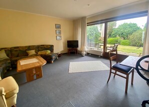 Fernseher, Tischtennisplatte, Stereoanlage
