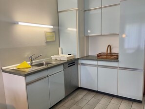 Kühlschrank, Mikrowelle, Ofen, Geschirrspüler