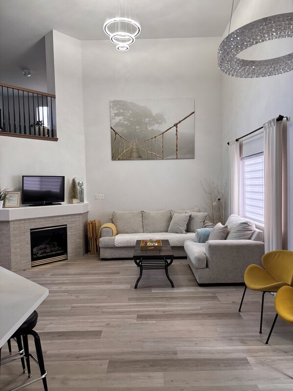 Smart TV, fireplace