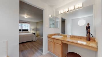 5 bedrooms, travel crib, free WiFi, bed sheets
