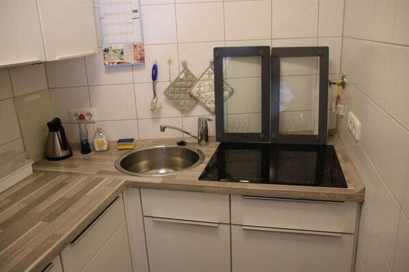 Frigorífico, horno, placa de cocina y lavavajillas