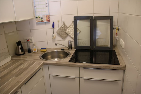Frigorífico, horno, placa de cocina y lavavajillas