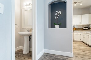 Combined shower/bathtub, hair dryer, towels, soap - Cozy 2/2/.5 Townhome just 3 miles from Vegas Strip (Las Vegas)