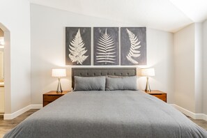 2 bedrooms, desk, iron/ironing board, free WiFi - Cozy 2/2/.5 Townhome just 3 miles from Vegas Strip (Las Vegas)