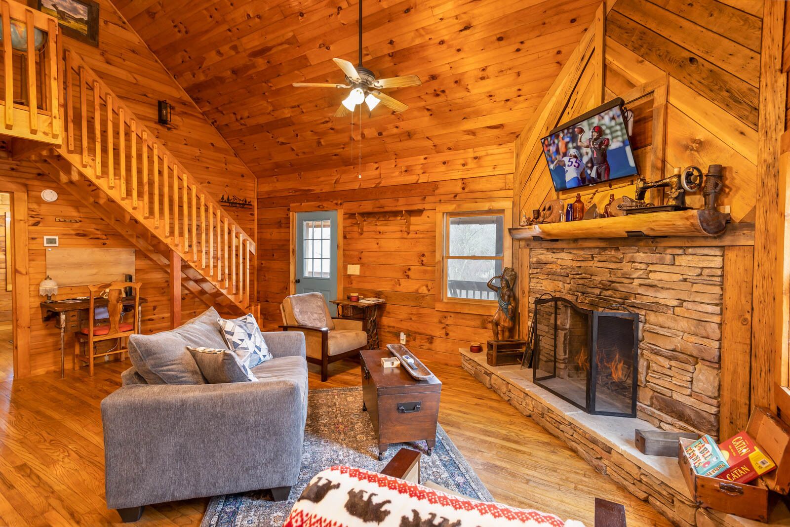 Una televisión, una chimenea