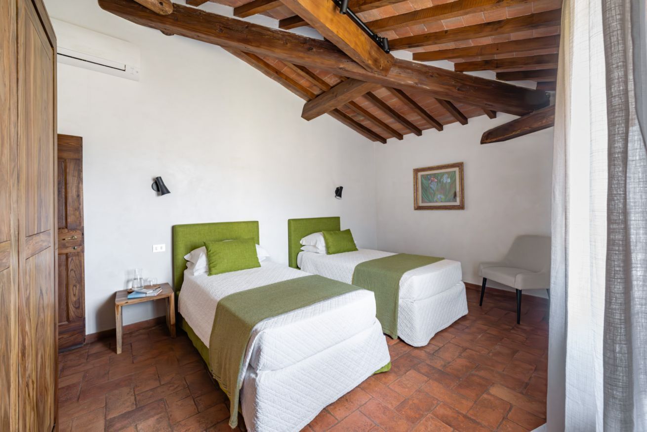 6 bedrooms, iron/ironing board, WiFi