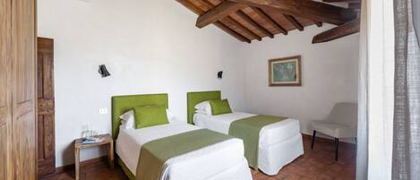 6 bedrooms, iron/ironing board, WiFi