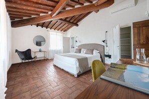 6 slaapkamers, een strijkplank/strijkijzer, wifi