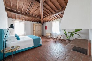 6 bedrooms, iron/ironing board, WiFi