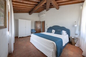 6 bedrooms, iron/ironing board, WiFi