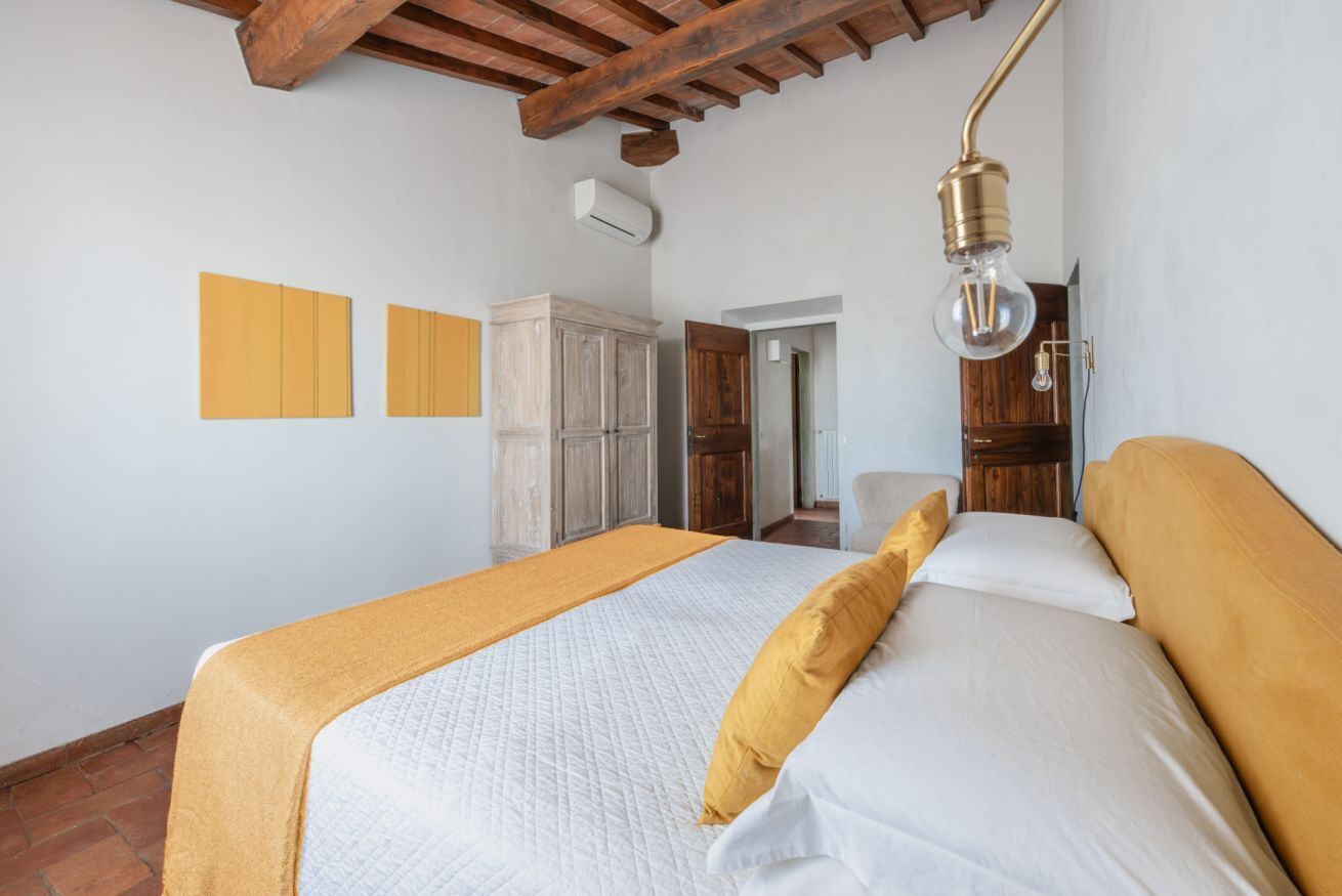 6 bedrooms, iron/ironing board, WiFi