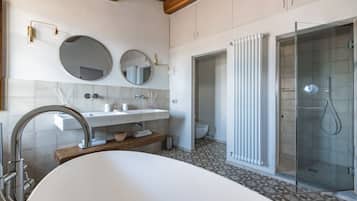 Baignoire, sèche-cheveux