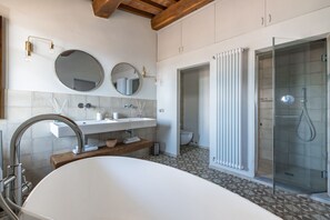 Bañera, secador de pelo