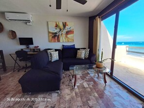 Älytelevisio, kirjoja, tietokoneen näyttö