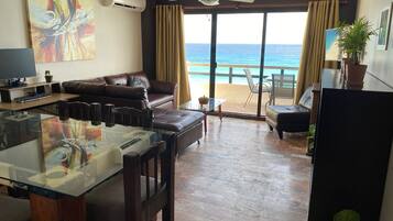 TV connectée, livres, écrans d'ordinateur