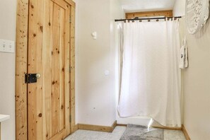Shower, hair dryer, towels - Haven on The Cartecay | Ellijay, GA (Ellijay)