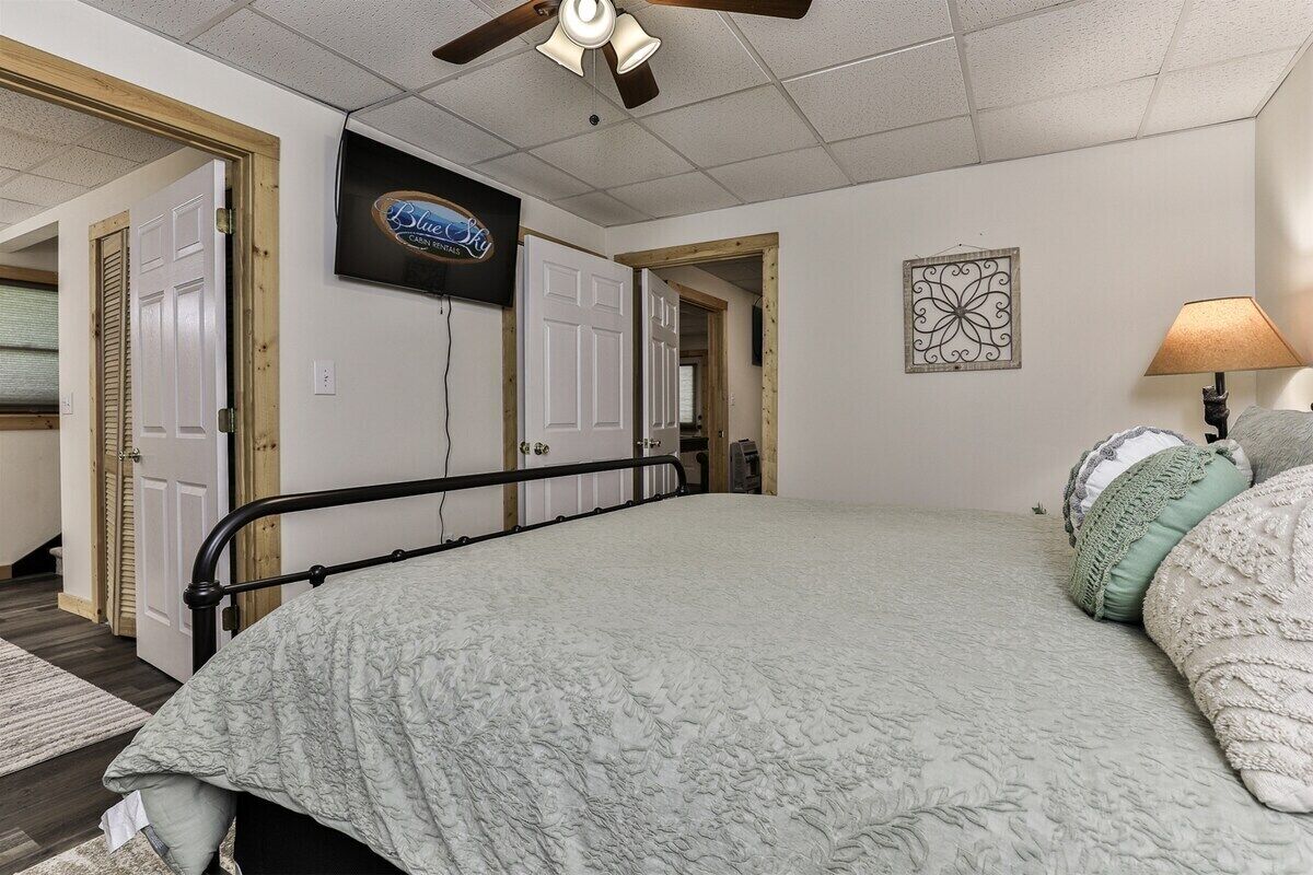 6 bedrooms, iron/ironing board, free WiFi, bed sheets