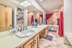 Amenidades de baño gratuitas, secadora de cabello, toallas 