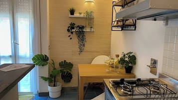 Réfrigérateur, plaque de cuisson, cafetière/bouilloire