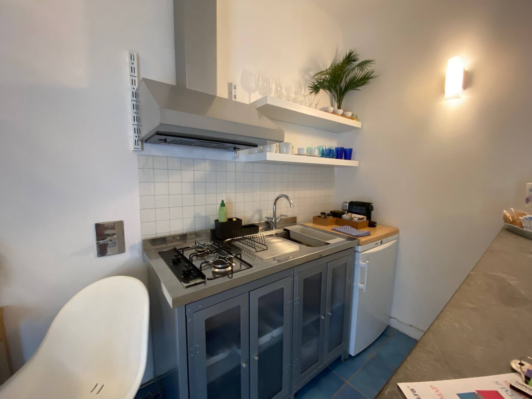 Een koelkast, een kookplaat, een koffiezetapparaat/waterkoker