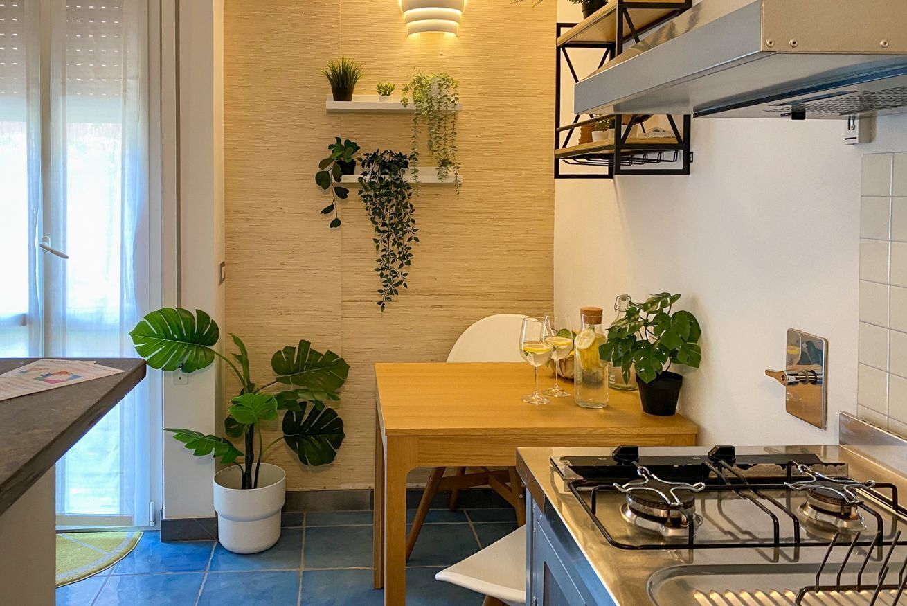 Kylskåp, spishäll, kaffe- och tebryggare och vattenkokare