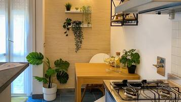 KylskÄp, spishÀll, kaffe- och tebryggare och vattenkokare