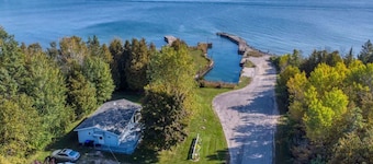 Waters End Cottage: Lake Michigan Waterfront