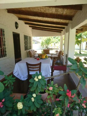 Outdoor dining - HCS Bungalows, Turtle Bay Rustic Bungalow with garden, Flat #1 (Au Cap)