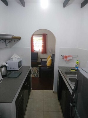 Refrigerador, microondas, horno y tetera eléctrica 