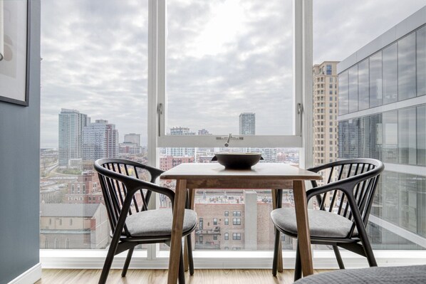 Dining - Hip South Loop Studio w/ Lounge, Pool & Gym nr Grant Park, by Blueground (Chicago)