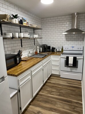 Refrigerador, microondas, horno, placa de cocina