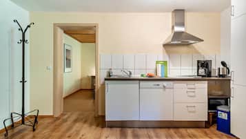 Réfrigérateur, micro-ondes, plaque de cuisson, lave-vaisselle