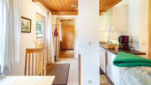 Eine Küche mit Holzschränken, einer Kaffeemaschine und einem grünen Handtuch auf der Arbeitsfläche.