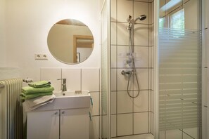 Dusche, kostenlose Toilettenartikel, Haartrockner, Handtücher