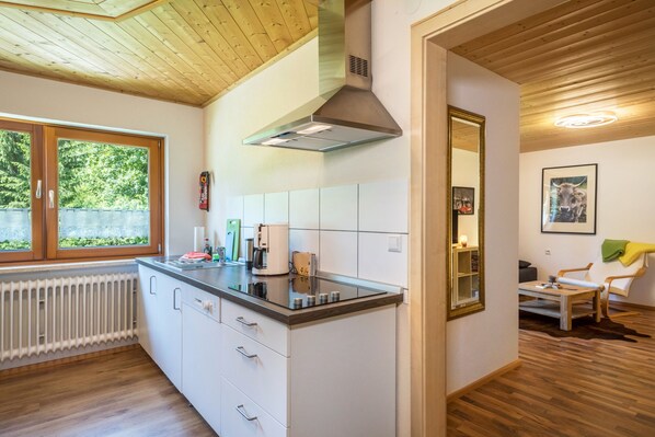 Réfrigérateur, micro-ondes, plaque de cuisson, lave-vaisselle